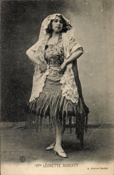 Postcard Variety Artist Léonette Roberty, portrait