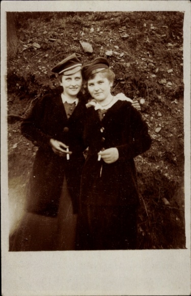 Photo Postcard Elberfeld Wuppertal, Two smoking women