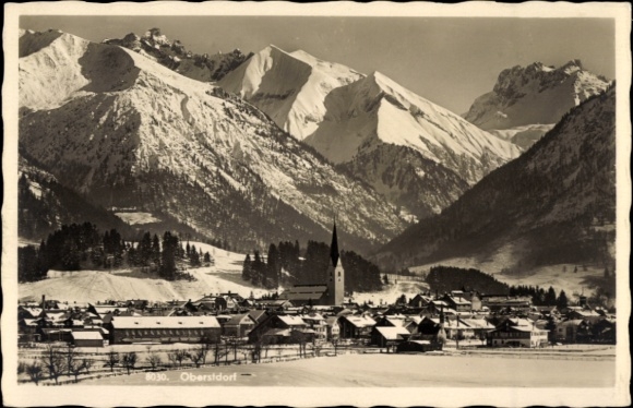 Ak Oberstdorf im Oberallgäu, Schneebedeckte Berge, Kirche, typisches Dorf, Winterlandschaft
