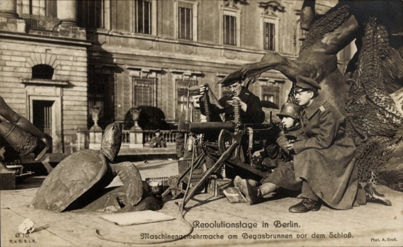 Photo Postcard Berlin Mitte, Revolutinstage, machine gun, MG post in front of the palace