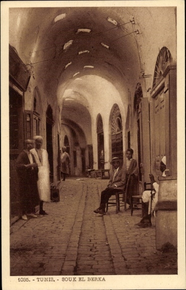 Ak Tunis Tunesien, Souk El Berka,  Gasse, mindestens fünf Personen, architektonischer Stil