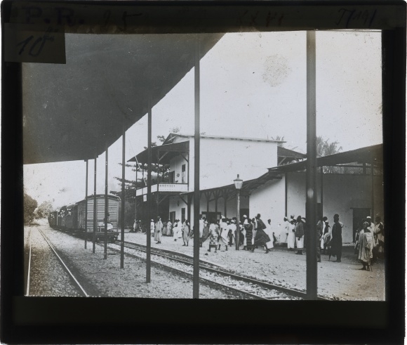 Glas Positiv Deutsch Ostafrika um 1913, Bahnhof von Tanga, die Usamabarabahn nach Moschi