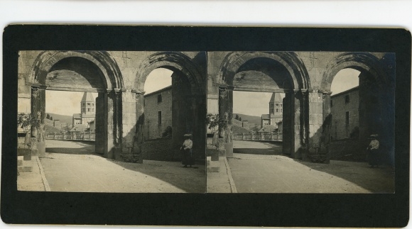 Stereo photo Cluny Saône et Loire, street section, gate