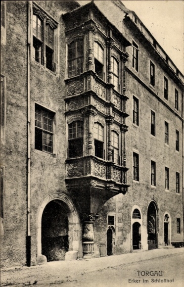 Ak Torgau an der Elbe, Historisches Gebäude, Erker im Schloßhof, schwarz-weiß Fotografie