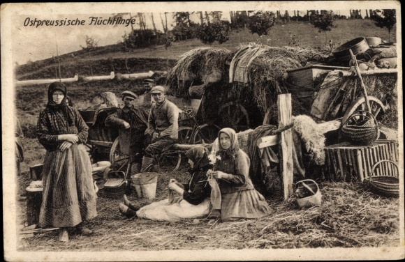 PC East Prussian war refugees in front of hut, knitting women, cart, East Prussian aid I. WW