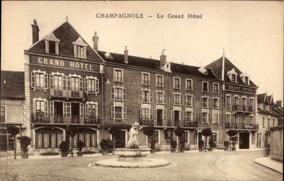 Ak Champagnole Jura, Grand Hôtel, Schriftzug GRAND HOTEL, Statue, Bäume, Straßenansicht