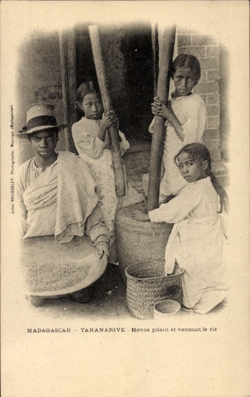 Ak Tananarive Madagaskar, Hovas pilant et vannant le riz