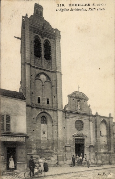 Ak Houilles Yvelines, Eglise St-Nicolas, XIII siècle,  Kirche, Straßenszene mit Personen