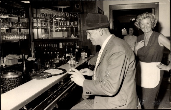Photo Bad Hönningen am Rhein, Linden landlady, interior view, man at the counter, waitress