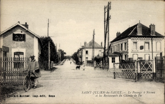 Postcard Saint Julien du Sault Yonne, Le Passage à Höhe, Restaurants du Chemin de Fer, cyclists