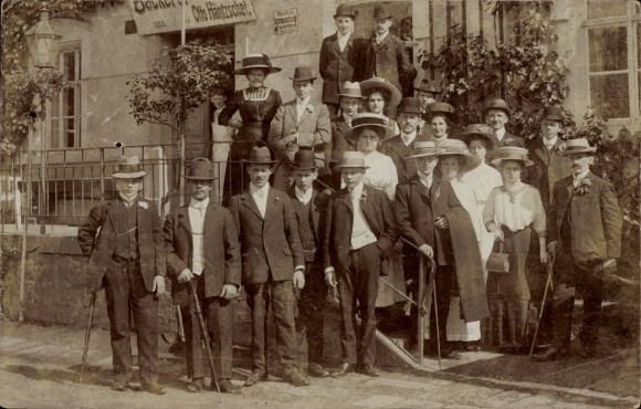 Photo Postcard Neustadt in Sachsen, group photo in front of an inn, owner Otto Häntzschel