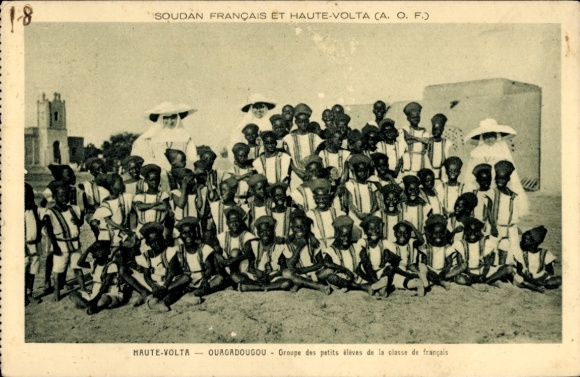 Ak Ouagadougou Burkina Faso, Gruppenfoto von Schülern, französischer Unterricht, kolonialer Ko...