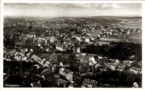 Ak Pirmasens am Pfälzerwald, Luftbild von  Stadtansicht,  Architektur, Schwarzwald