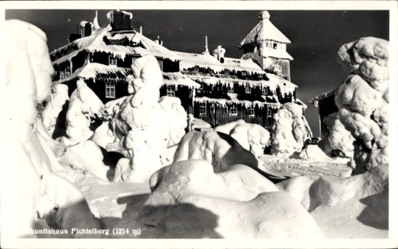 Postcard Fichtelberg in the Fichtelgebirge Upper Franconia, snow covered house, snowy trees, clear sky