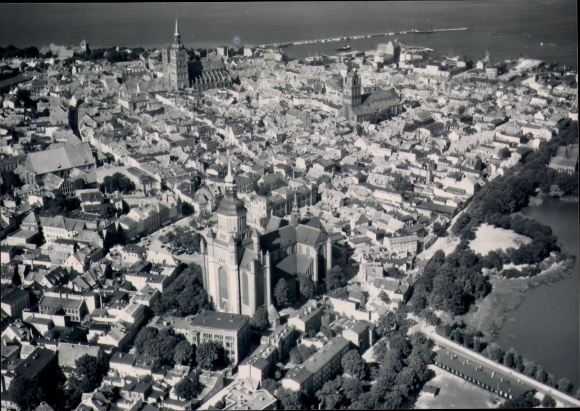 Ak Stralsund in Vorpommern, Blick auf die Stadt Stralsund mit Hafen und zwei Kirchen