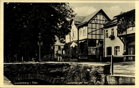 Ak Leutenberg in Thüringen, Leutenberger Hof, Fachwerkhaus, Bäume, ruhige Straße