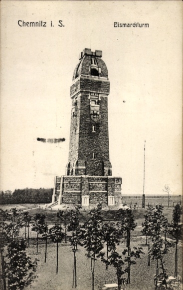 Ak Chemnitz in Sachsen, Bismarckturm, großer Steinturm, Baumbewuchs, Skizze von Chemnitz