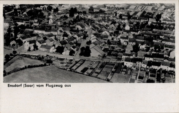 Ak Ensdorf an der Saar, Luftaufnahme von Ensdorf, Schwarz-Weiß, Gebäude, Straßen