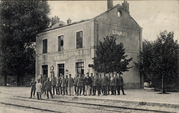 Postcard Saint Souplet Nord, train station, track side, German soldiers