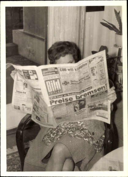 Photo woman reading a Bild newspaper, news