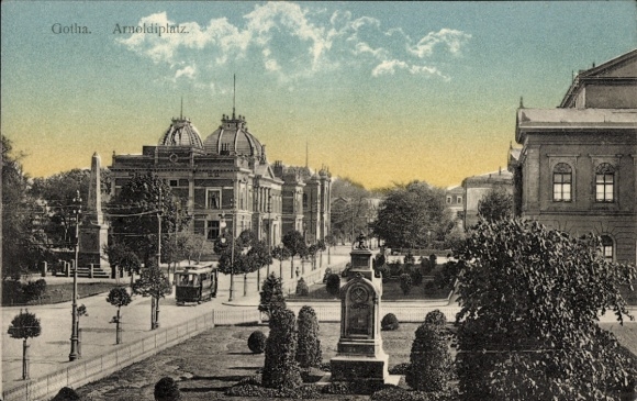 Ak Gotha in Thüringen,  Arnoldiplatz,  Gebäude, Straßenszene, Parkanlagen