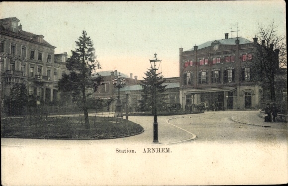 Postcard Arnhem Gelderland Netherlands, railway station