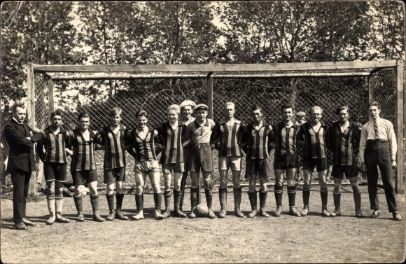Photo Postcard Weilheim Oberbayern, football team in front of the gate