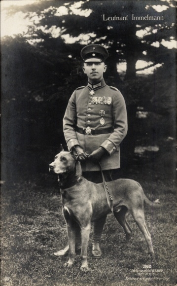 PC Oberleutnant Immelmann with dog Tyras, portrait, Sanke 362