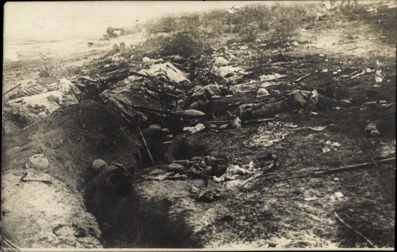 Photo Postcard Fallen French soldiers on the battlefield, WWI