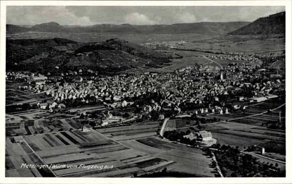 Ak Metzingen in Württemberg, Luftaufnahme von  Felder, Berge, dörfliche Szenerie