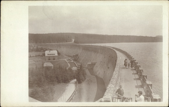 Photo Postcard Muldenberg Grünbach in Vogtland, Muldenberg dam, Schöneck, passers-by