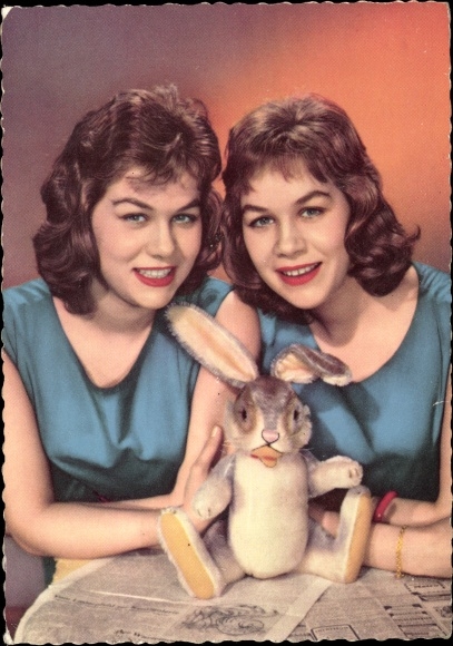 Postcard actresses Isa Günther and Jutta Günther, stuffed rabbit