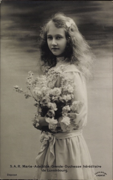 Ak Erbprinzessin Marie Adelheid von Luxemburg, Großherzogin, Portrait mit Blumen