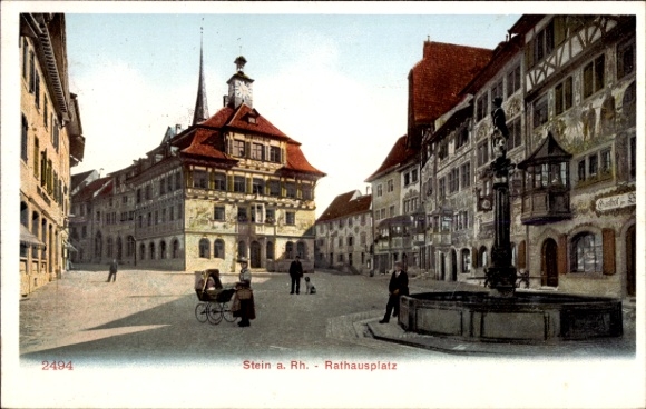 Ak Stein am Rhein Kanton Schaffhausen, Rathausplatz, Gebäude mit Turm, Brunnen, Menschen, Fahrrad