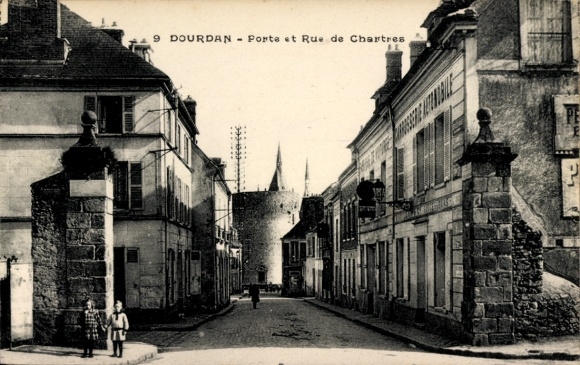 Postcard Dourdan CPA 78, Porte et Rue de Chartres
