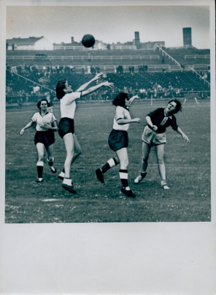 Photo Berlin Mitte, sports festival of the vocational schools, handball, June 14, 1952, W. Ulbricht Stadium