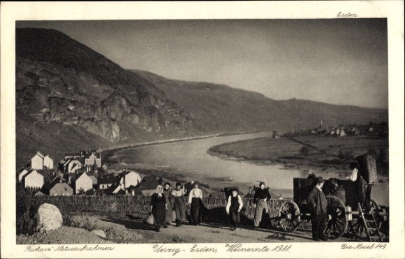 Ak Ürzig an der Mosel, Weinernte 1911, Arbeiter, Kiepen, Panorama vom Ort