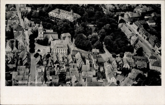 Ak Detmold am Teutoburger Wald, Luftaufnahme von   Stadt, Bäume, Dächer, Straßen