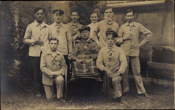 Photo Postcard Wounded soldiers, disabled people