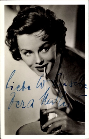 Photo Postcard actress Vera Molnar, portrait, autograph, glass, drink, straw
