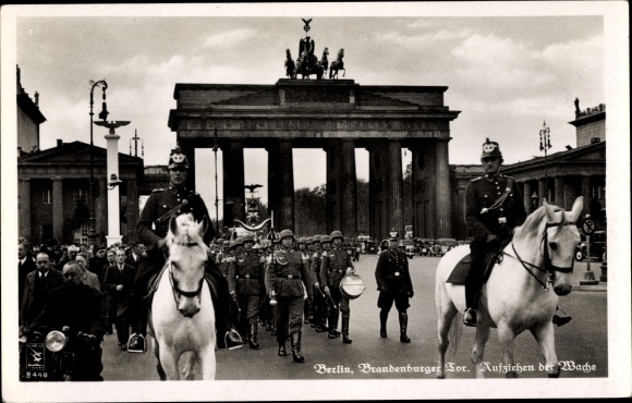 Ak Berlin, Brandenburger Tor, Aufziehen der Wache, Polizei, Wehrmacht, Quadriga