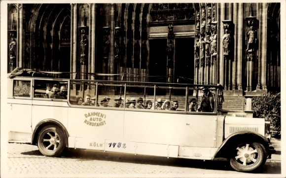 Foto Ak Köln am Rhein, Bus von Dahmen's Auto-Rundfahrt vor dem Dom, Fahrgäste, 1932