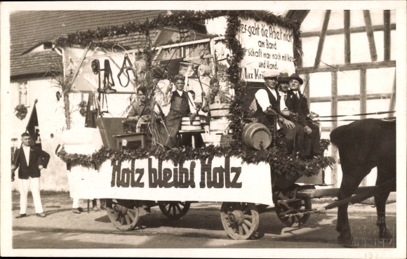 Foto Ak Langendorf im Burgenlandkreis, Festwagen Holz bleibt Holz, Handwerker, Böttcher