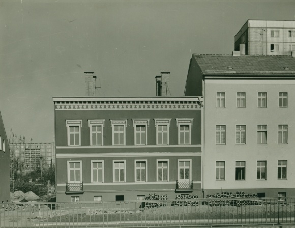 Photo Berlin Lichtenberg Alt Friedrichsfelde, Street of Liberation North 95/96, old building, new building