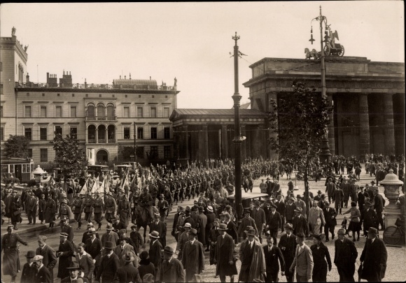 Foto Berlin Mitte, Brandenburger Tor, Aufmarsch 1932