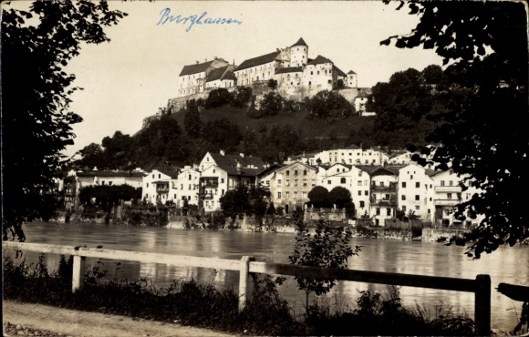 Photo Postcard Burghausen an der Salzach Upper Bavaria, castle, river area