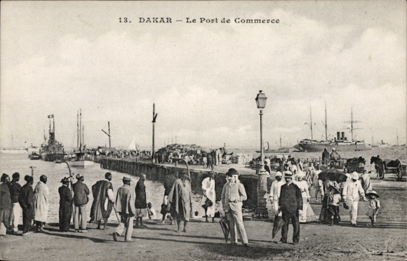 Ak Dakar Senegal,  Hafenansicht, Menschenmenge, Schiffe, Pier