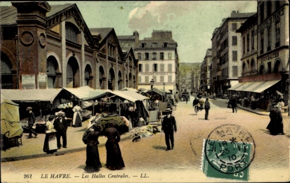 Postcard Le Havre Seine Maritime, market with stalls, Les Halles Centrales, people, buildings