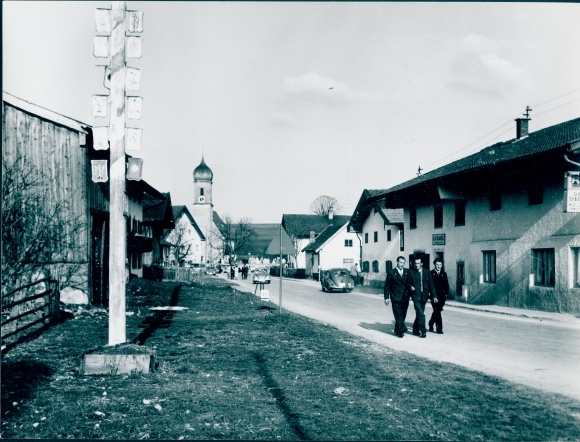 Photo Holzkirchen in Oberbayern, Upper Bavarian village, street section, church