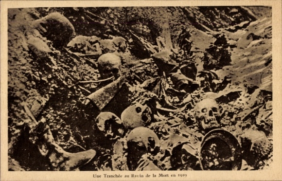 Postcard Battlefield of Verdun, Ravin de la Mort, trench 1919, skull, bones